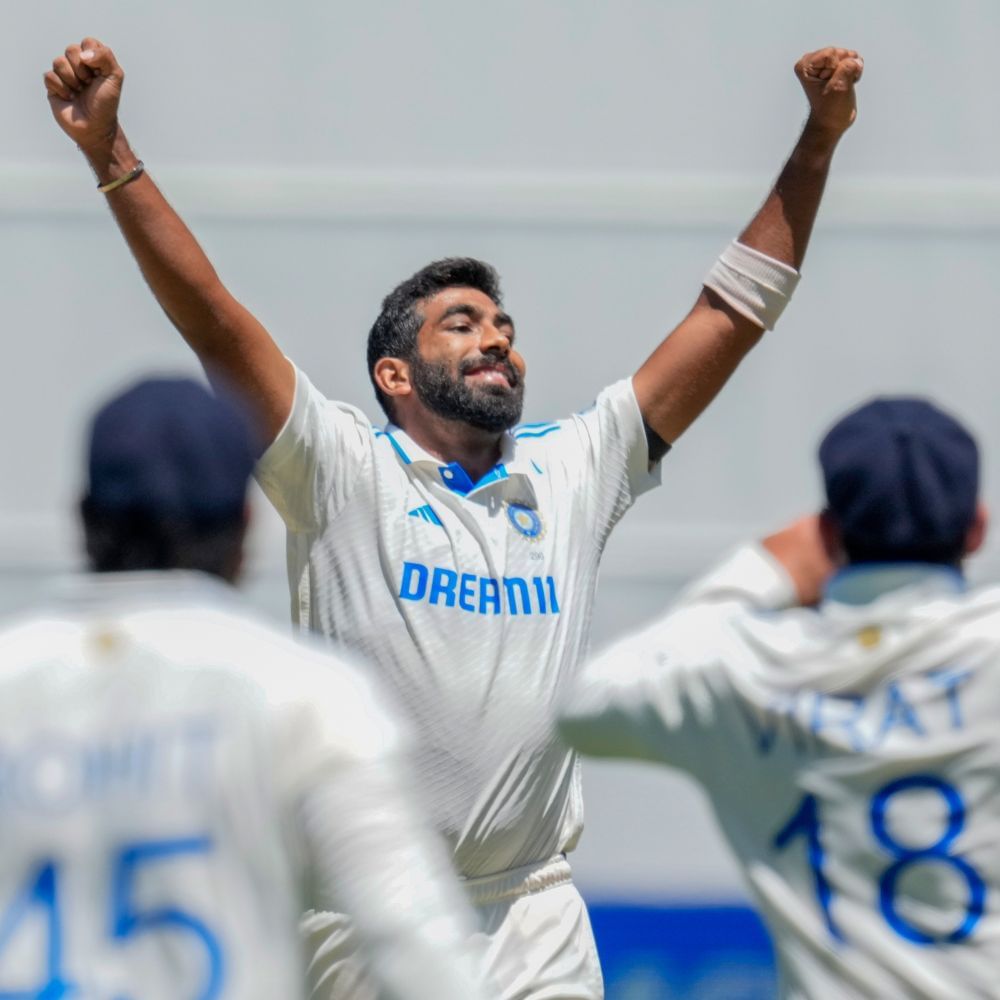 এর আগে আইসিসি পুরুষদের বর্ষসেরা যে টি-২০ টিম ঘোষণা হয়েছিল, সেখানেও জায়গা করে নিয়েছিলেন জসপ্রীত বুমরা। একইসঙ্গে তিনি আইসিসি পুরুষদের বর্ষসেরা টেস্ট টিমেও জায়গা পেয়েছেন।  (ছবি-পিটিআই)

