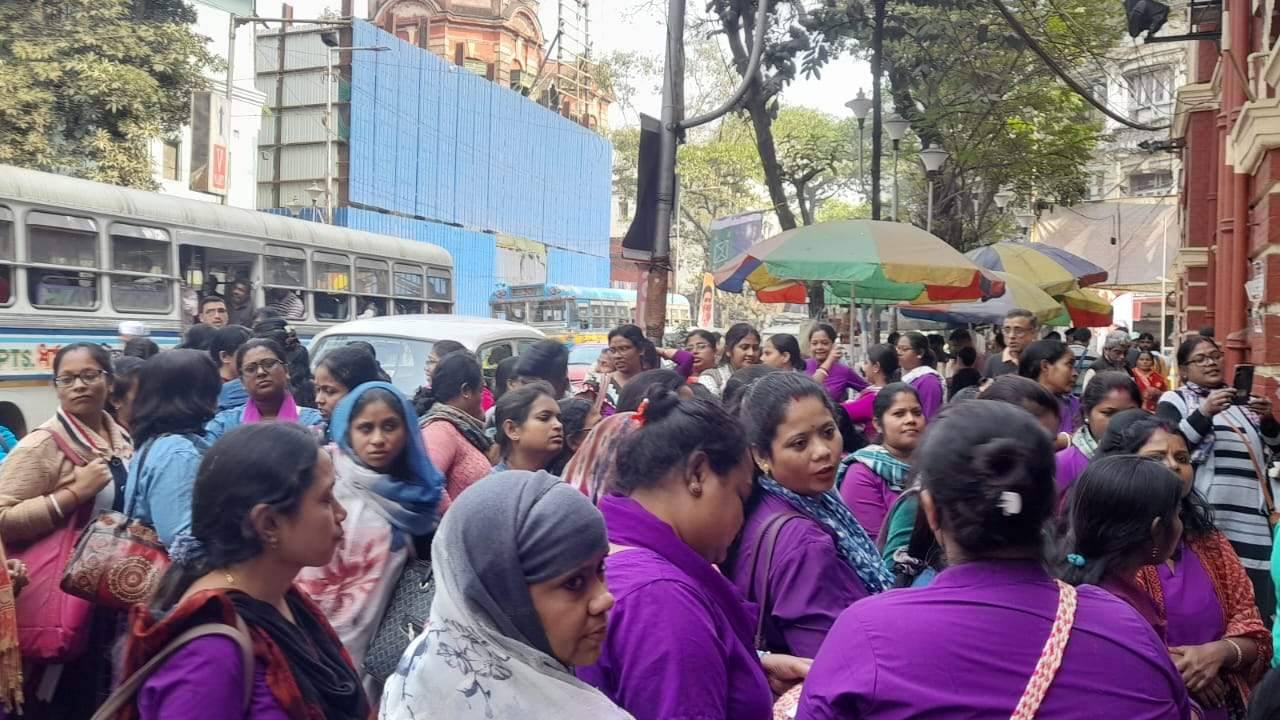 Asha Worker: কেন উঠে গেল ক্যাজুয়াল লিভ? কেন অনিয়মিত বেতন? উত্তর চাইতে কলকাতা পুরসভায় বিক্ষোভে প্রায় ৫ হাজার আশা কর্মী