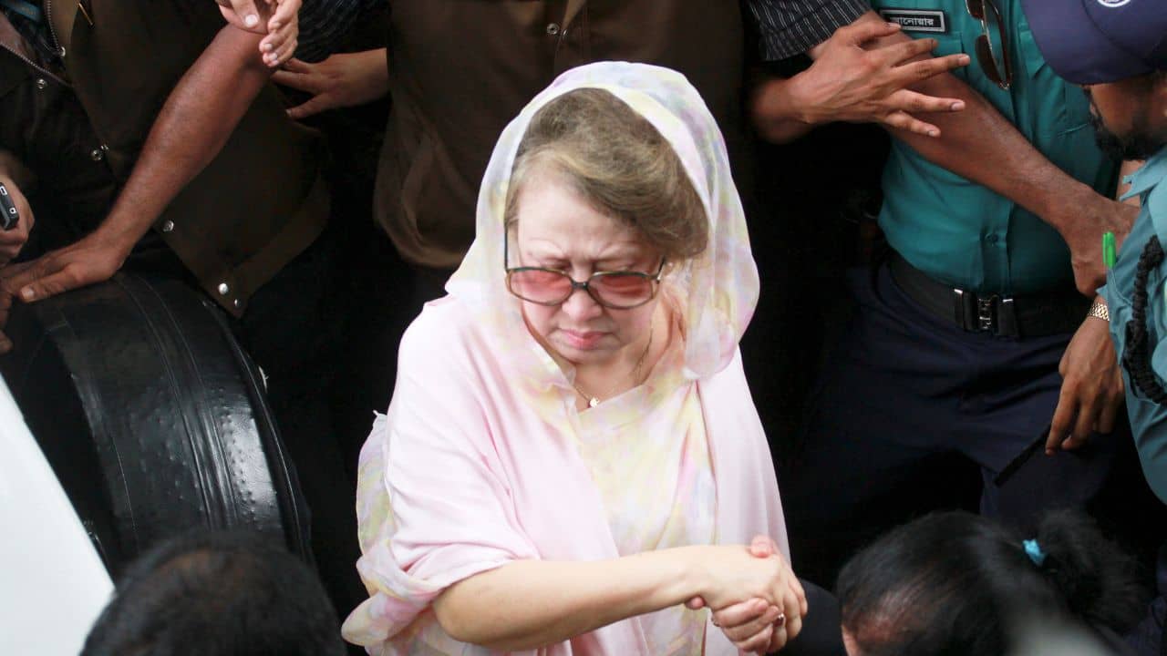 Bangladesh News: সেনা ঢেকেছে বিমানবন্দর! রাতের অন্ধকারে কোথায় চললেন খালেদা জিয়া?