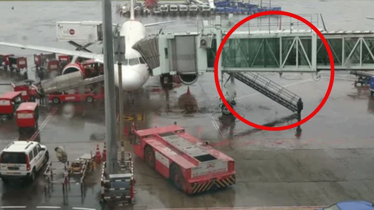 Kolkata Airport: ডিপার্চার ফ্লাইওভারে যাত্রীর ভিড়ে মিশে ছিলেন, কেউ বুঝে ওঠার আগেই অ্যাকশন!  প্রজাতন্ত্র দিবসে কড়া নিরাপত্তার মধ্যেও   কলকাতা বিমানবন্দরে রক্তারক্তিকাণ্ড