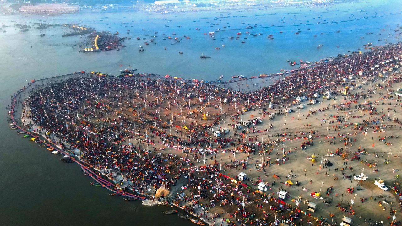 প্রয়াগরাজে চলছে মহাকুম্ভ মেলা। এখানে কোটি কোটি পূণ্যার্থীদের সঙ্গে জমা হয়েছেন নাগা সন্ন্যাসীরাও। মহাকুম্ভের প্রথম স্নানে অধিকার তাদেরই।