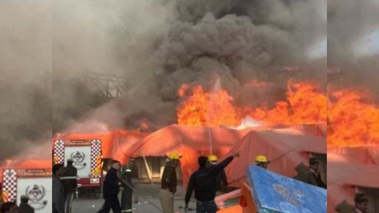 Fire in Maha Kumbh: ১১দিনের মাথায় মহাকুম্ভে ফের বিধ্বংসী আগুন! পরপর পুড়েখাক ১৫টি তাঁবু Fire in Maha Kumbh: ১১দিনের মাথায় মহাকুম্ভে ফের বিধ্বংসী আগুন! পরপর পুড়েখাক ১৫টি তাঁবু