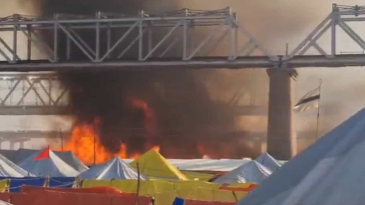Maha Kumbh Fire: মহাকুম্ভে বিধ্বংসী আগুন! যোগীকে ফোন করে খোঁজ নিলেন মোদী Maha Kumbh Fire: মহাকুম্ভে বিধ্বংসী আগুন! যোগীকে ফোন করে খোঁজ নিলেন মোদী