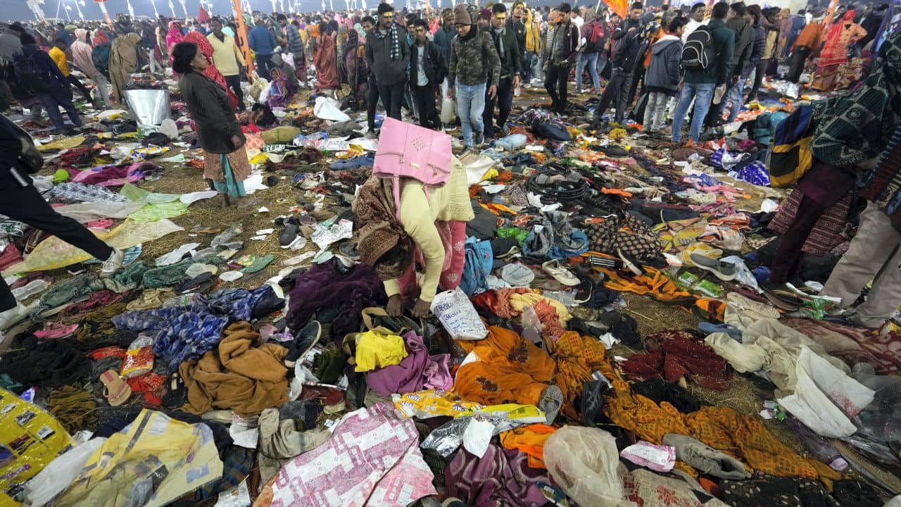 Maha Kumbh Stampede Live: মহাকুম্ভে পুণ্যস্নানে গিয়ে পদপিষ্ট হয়ে মৃত্যু হয়েছে ৩০ জন পুণ্যার্থীর: উত্তরপ্রদেশ পুলিশ