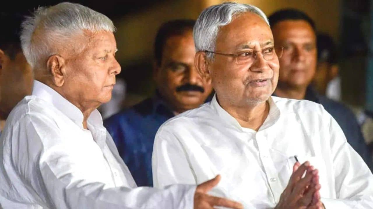 Lalu Yadav-Nitish Kumar: ইন্ডিয়া জোটে ফিরছেন নীতীশ? লালুর মন্তব্যের জবাবে বিহারের মুখ্যমন্ত্রীর হাসিতে কীসের ইঙ্গিত?