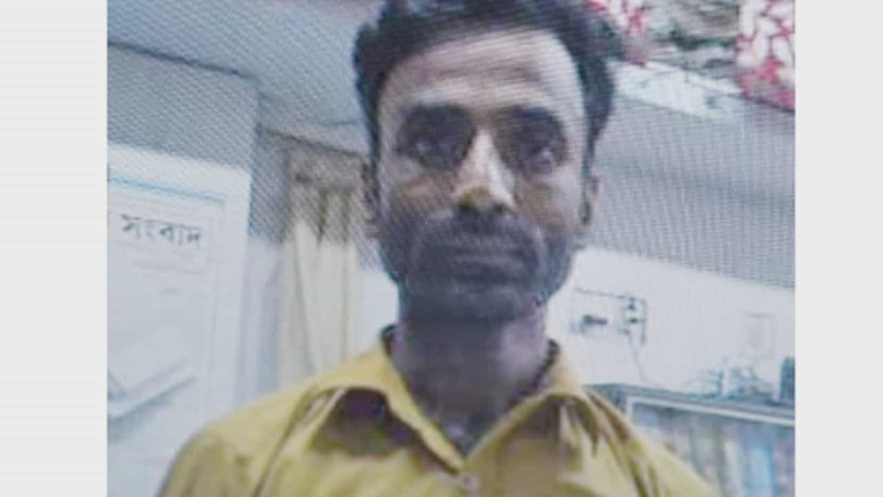 Shootout: সজ্জাকের হাতে বন্দুক দিয়েছিল বাংলাদেশের আবাল! এত বছর পর কোথা থেকে এল ঠাকুরগাঁওয়ের যুবক Shootout: সজ্জাকের হাতে বন্দুক দিয়েছিল বাংলাদেশের আবাল! এত বছর পর কোথা থেকে এল ঠাকুরগাঁওয়ের যুবক