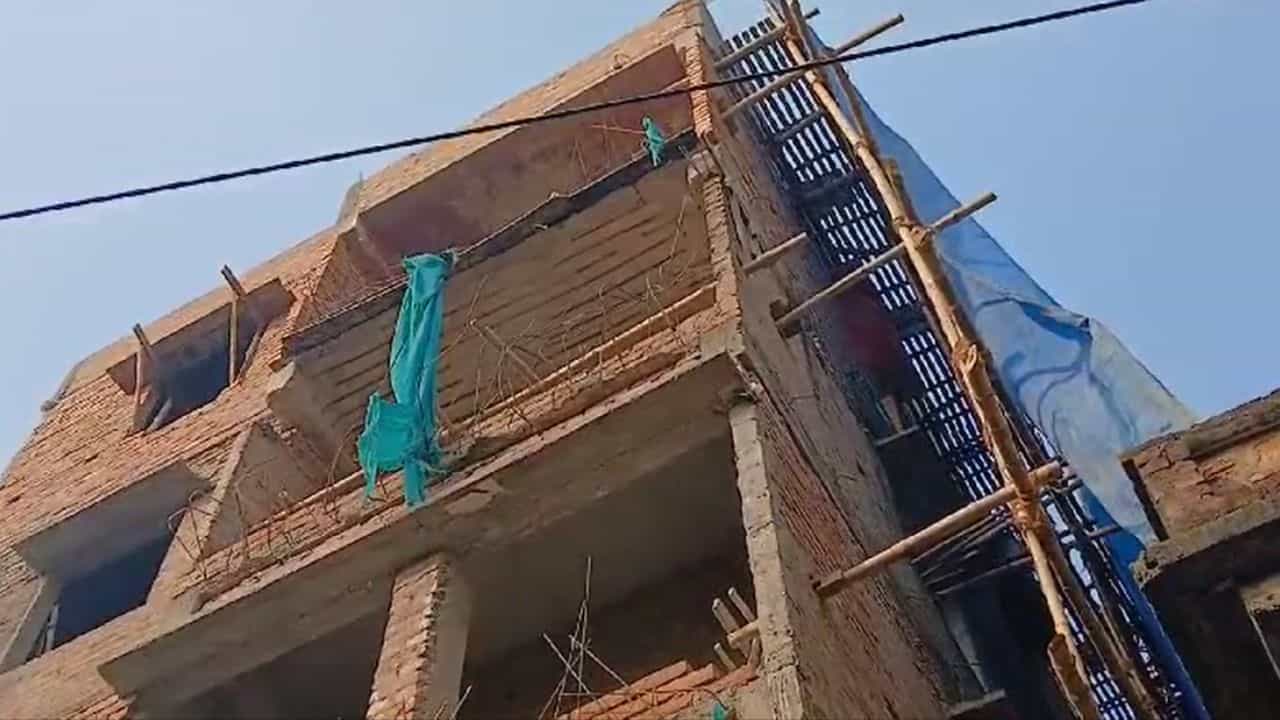 Building: বাঘাযতীনের পর আতঙ্ক আগরপাড়ায়, চারতলা থেকে হুড়মুড়িয়ে ভেঙে পড়ল লিন্টন Building: বাঘাযতীনের পর আতঙ্ক আগরপাড়ায়, চারতলা থেকে হুড়মুড়িয়ে ভেঙে পড়ল লিন্টন
