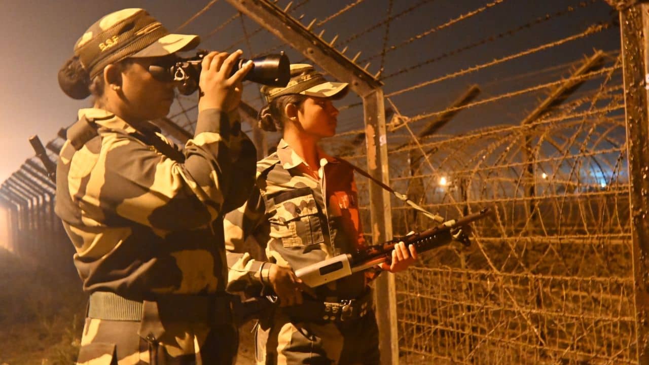 BSF: কুয়াশার ফাঁকি দিয়েই দেখা যায় অস্ত্র হাতে এগিয়ে আসছে ওরা, চিৎকার করেন মহিলা BSF জওয়ান, যা হল তারপর...