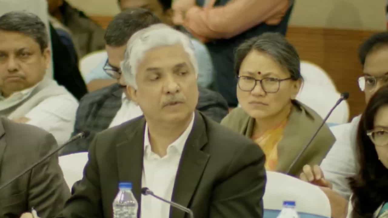 'অর্থ দফতর যেন আলিমুদ্দিন স্ট্রিট', সরাসরি প্রশ্নের মুখে সচিব 'অর্থ দফতর যেন আলিমুদ্দিন স্ট্রিট', সরাসরি প্রশ্নের মুখে সচিব