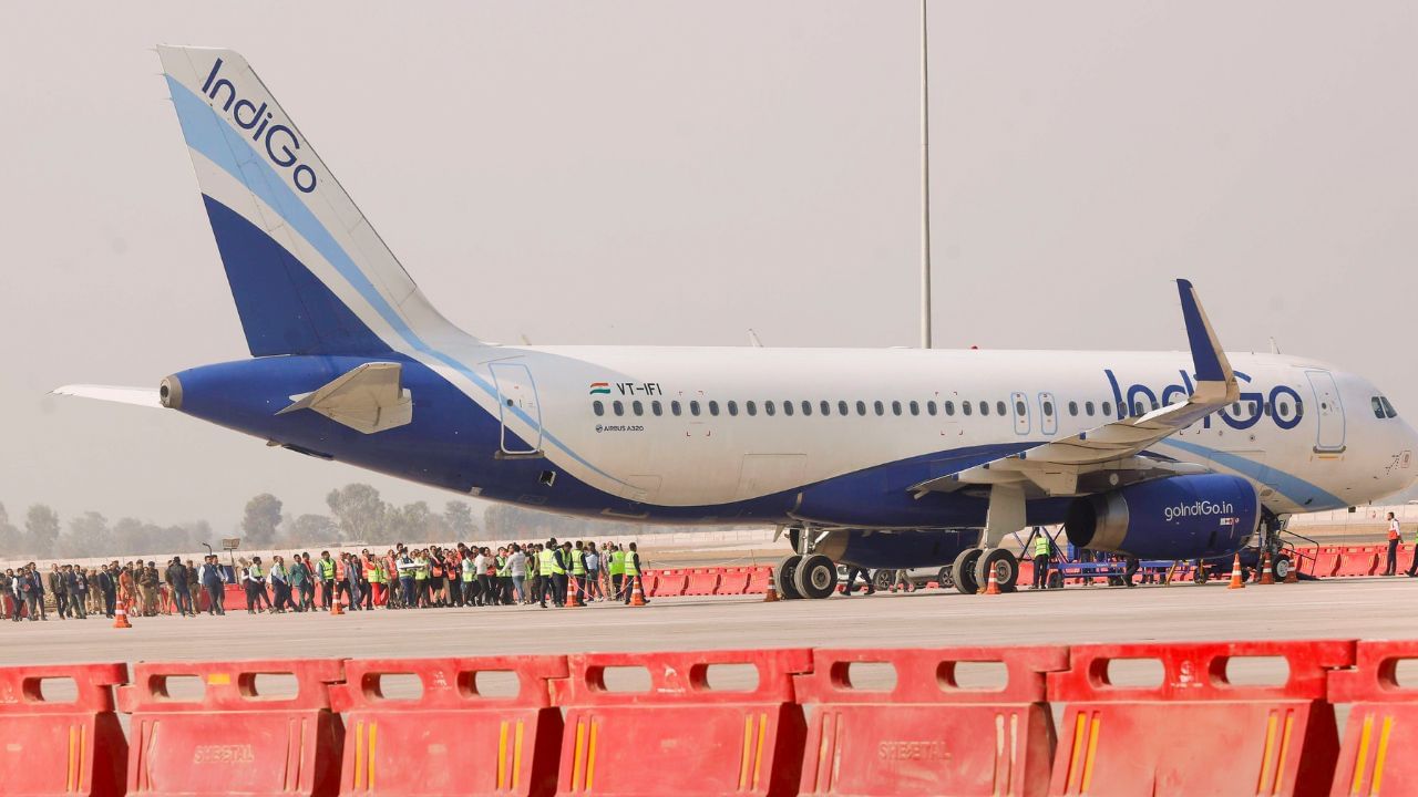 Flight Ticket: মাত্র ১১০০ টাকা, ট্রেনের থেকেও সস্তায় পাবেন বিমানে চড়ার সুযোগ