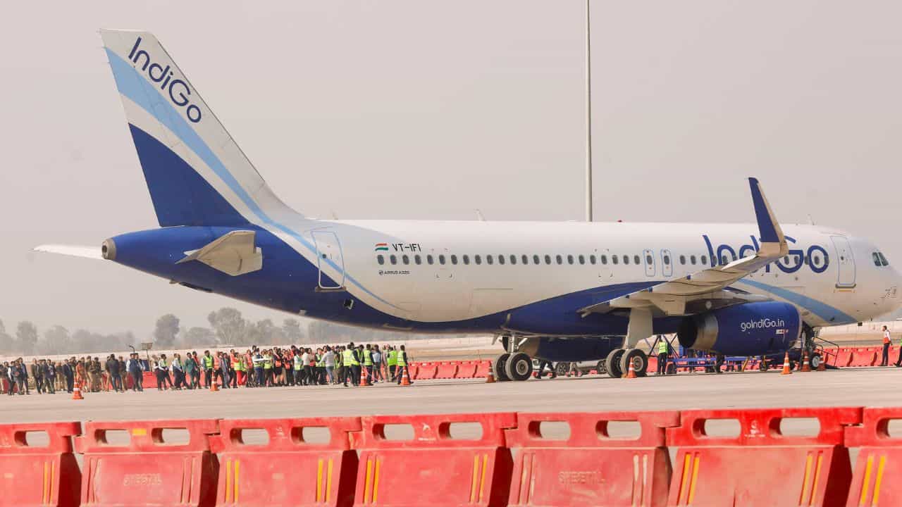 Flight Ticket: মাত্র ১১০০ টাকা, ট্রেনের থেকেও সস্তায় পাবেন বিমানে চড়ার সুযোগ Flight Ticket: মাত্র ১১০০ টাকা, ট্রেনের থেকেও সস্তায় পাবেন বিমানে চড়ার সুযোগ