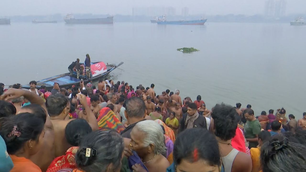 বাবুঘাটে এদিন ভিড় চোখে পড়ার মতো। বাড়ানো হয়েছে নিরাপত্তা। ভোরের আলো ফোটার অনেক আগে থেকে সিঁড়িতে অপেক্ষা করছিলেন বহু মানুষ।