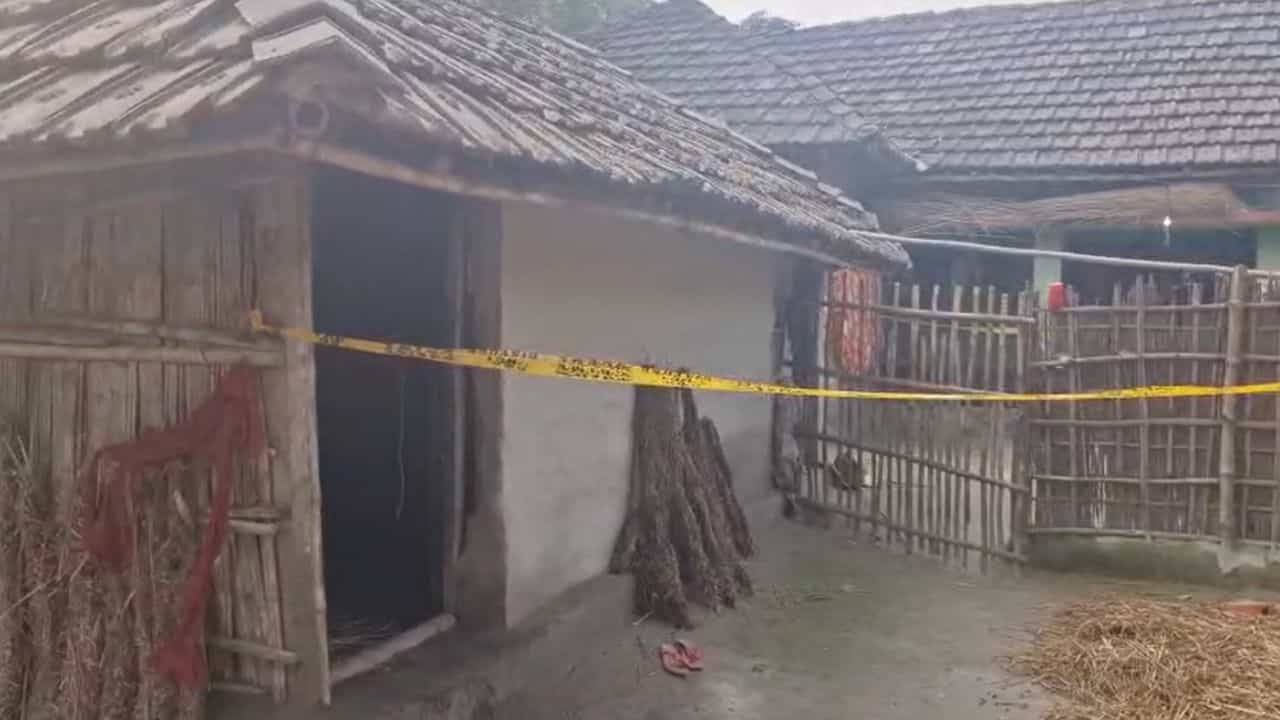 Malda: শ্বশুরের 'কালাজাদু'তেই দিনে দিনে শরীর খারাপ হয়ে যাচ্ছিল, গভীর রাতে তাই শাশুড়িকেও ছাড়লেন না জামাই! Malda: শ্বশুরের 'কালাজাদু'তেই দিনে দিনে শরীর খারাপ হয়ে যাচ্ছিল, গভীর রাতে তাই শাশুড়িকেও ছাড়লেন না জামাই!
