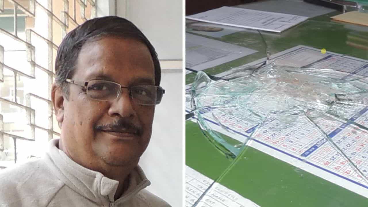 Moloy Ghatak: হঠাৎ দুম-দুম আওয়াজ... হাতে থান ইট নিয়ে দাঁড়িয়ে ছেলেটি! দিনে-দুপুরে মন্ত্রীর বাড়িতে ভয়ঙ্কর কাণ্ড Moloy Ghatak: হঠাৎ দুম-দুম আওয়াজ... হাতে থান ইট নিয়ে দাঁড়িয়ে ছেলেটি! দিনে-দুপুরে মন্ত্রীর বাড়িতে ভয়ঙ্কর কাণ্ড
