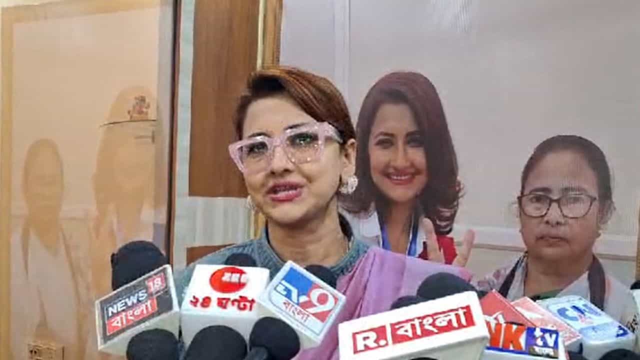 Hooghly: বিধায়ক নাকি 'বাচ্চা' হয়ে গিয়েছেন, রচনা বললেন 'উনি তো বেবি'! Hooghly: বিধায়ক নাকি 'বাচ্চা' হয়ে গিয়েছেন, রচনা বললেন 'উনি তো বেবি'!