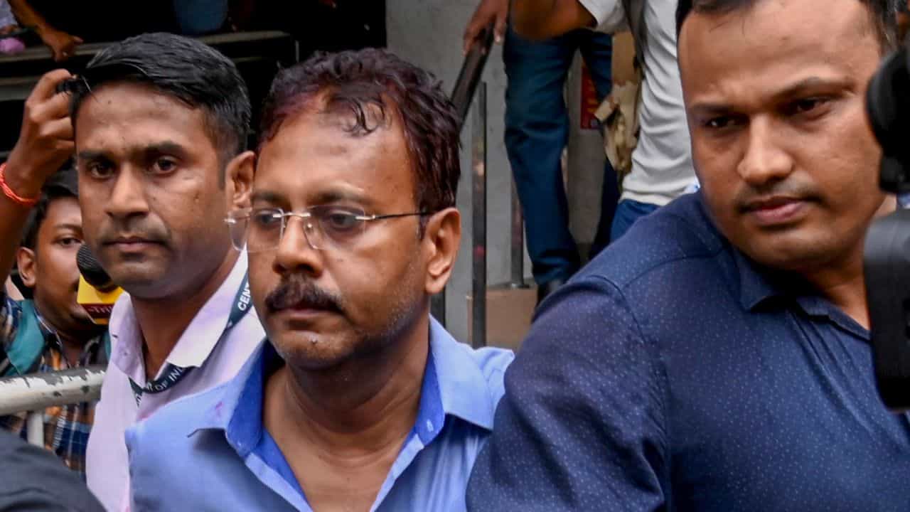 Sandip Ghosh: চার্জ গঠন হবে, তার আগেই নতুন আবেদন সন্দীপ ঘোষের Sandip Ghosh: চার্জ গঠন হবে, তার আগেই নতুন আবেদন সন্দীপ ঘোষের