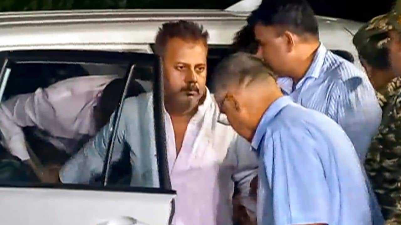 Sandip Ghosh: আরজি কর থেকে সরানো হল সন্দীপ ঘোষের স্ত্রীকে, বিজ্ঞপ্তি জারি স্বাস্থ্য ভবনের