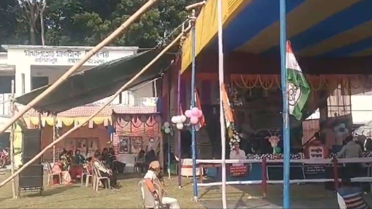 School: স্কুল নাকি নাটমন্দির! পড়াশোনা লাটেয় তুলে খোল-কর্তাল নিয়ে চলছে কীর্তন, দিকে দিকে উড়ছে তৃণমূলের পতাকা