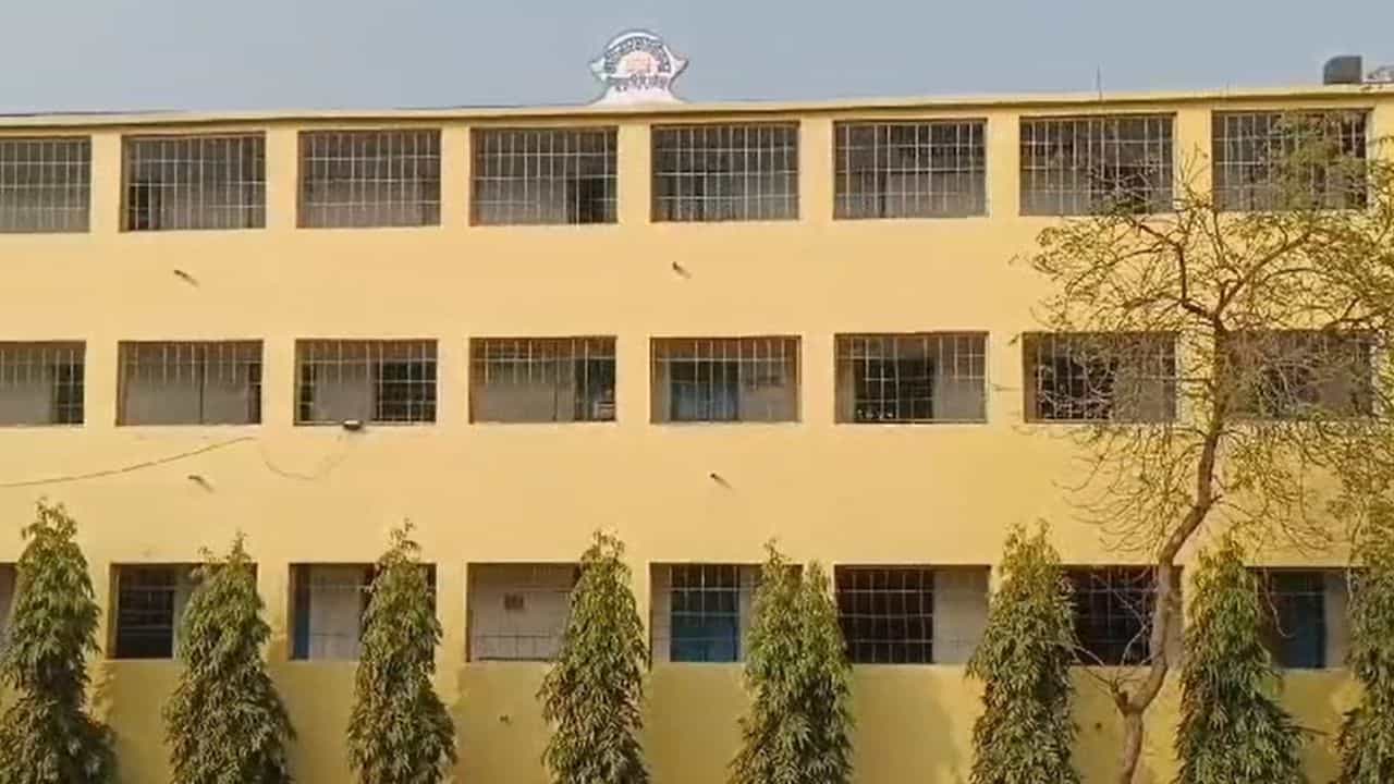সরকারি স্কুলে হাজার হাজার টাকা ফি দেব কেন! শেষ পর্যন্ত যা করল স্কুল সরকারি স্কুলে হাজার হাজার টাকা ফি দেব কেন! শেষ পর্যন্ত যা করল স্কুল