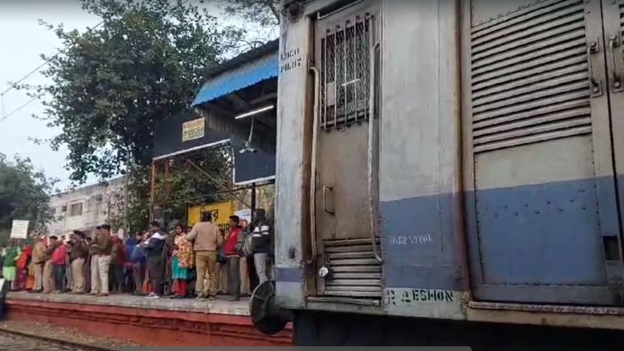 Local Train: মমতার চালু করা লোকাল ট্রেন বন্ধ আজ থেকে, সাত সকালেই রেল লাইনে বিক্ষোভ মন্ত্রী বেচারামের