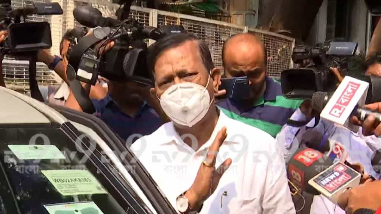 'কাকু'র পেসমেকারের ব্যাটারি খারাপ! রিপোর্ট বলছে অন্য কথা, পিছিয়ে গেল চার্জ গঠন 'কাকু'র পেসমেকারের ব্যাটারি খারাপ! রিপোর্ট বলছে অন্য কথা, পিছিয়ে গেল চার্জ গঠন