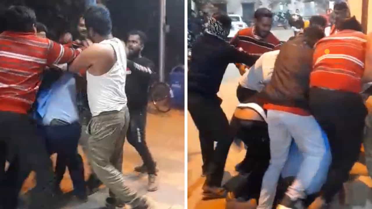 Doctor attacked: যেন রণক্ষেত্র! সুপার স্পেশালিটি হাসপাতালের মধ্যে হিঁচড়ে টেনে নিয়ে গিয়ে মার, ছাড় পেল না পুলিশও Doctor attacked: যেন রণক্ষেত্র! সুপার স্পেশালিটি হাসপাতালের মধ্যে হিঁচড়ে টেনে নিয়ে গিয়ে মার, ছাড় পেল না পুলিশও