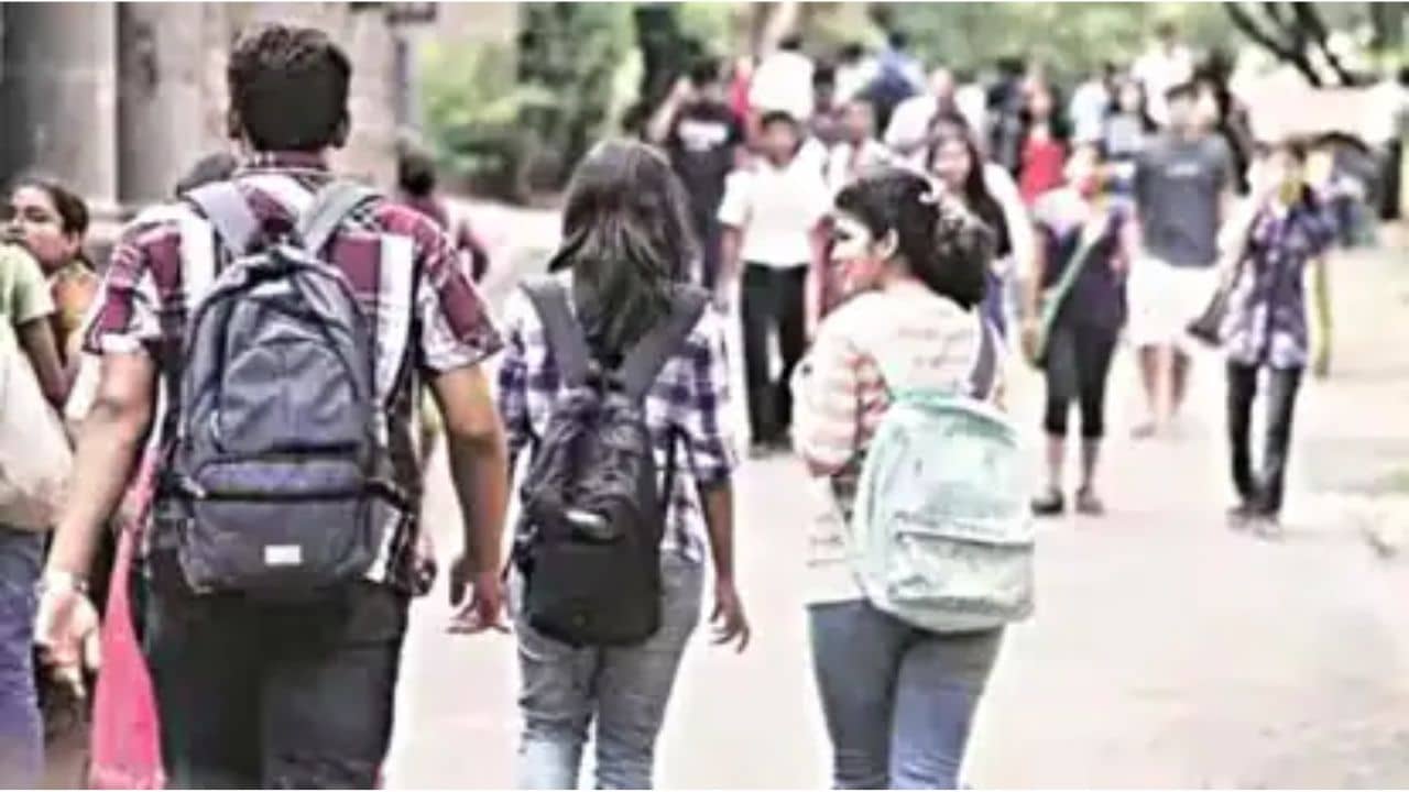 Education Department: মাঠে নামলেন কলেজ পড়ুয়ারা, তিন দিনের আন্তঃকলেজ প্রতিযোগিতার আয়োজন শহরে