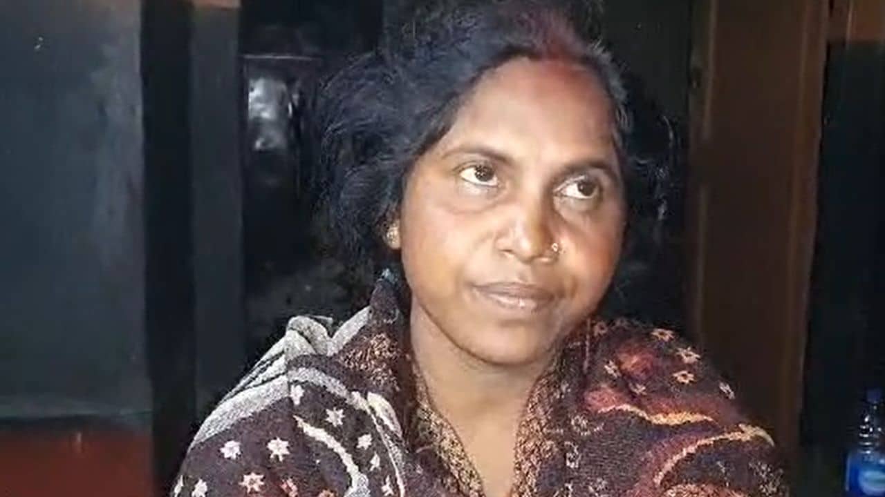 হঠাৎ সামনে এল ও..., বিরাট চেহারা, হাকডাক শুনেই হাত-পা ঠান্ডা, গোঁ গোঁ শব্দটুকু ছাড়া আর কিছু করতে পারল না রাধিকা