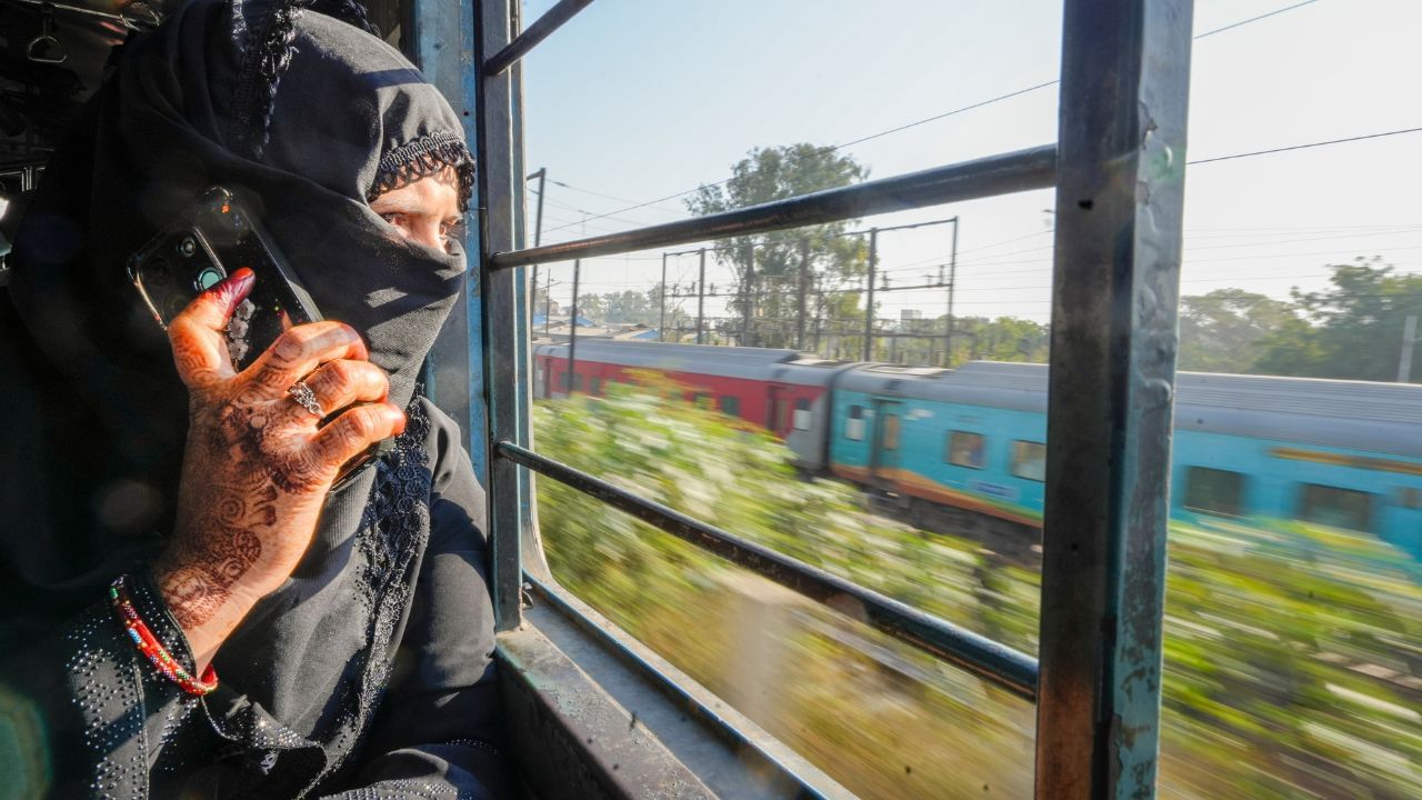 Train: গড়গড়িয়ে পিছনের দিকে চলল ট্রেন, থমকে গেল মালগাড়ি, টানটান নাটকীয় পরিস্থিতির পর জানা গেল আসল কারণ