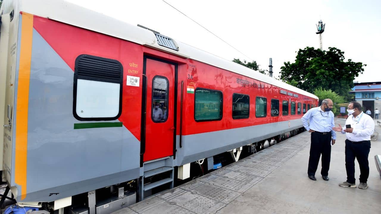 Indian Railway: ভাড়া মাত্র ৬৮ পয়সা/কিমি, এই ট্রেন স্পিডে পাল্লা দিতে পারে বন্দে ভারতকেও