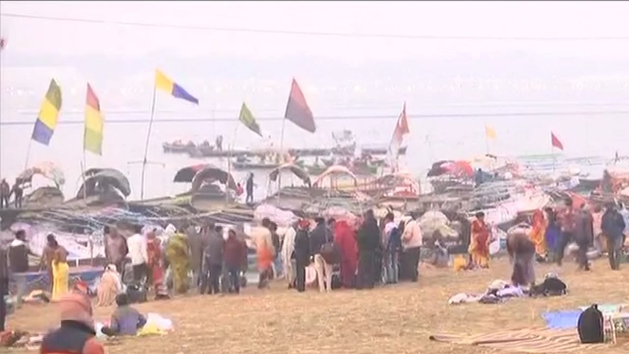 প্রসঙ্গত, মহাকুম্ভ মেলায় আসা পুণ্যার্থীদের যাতে কোনও অসুবিধা না হয়, তার জন্য নানা ব্যবস্থা নেওয়া হয়েছে। পুণ্যার্থীদের জন্য দেড় লক্ষ অস্থায়ী শৌচালয় তৈরি করা হয়েছে। মহিলাদের জন্য ১৪৪টি চেঞ্জিং রুম তৈরি করা হয়েছে। ২৫ হাজার ডাস্টবিনের ব্যবস্থা করা হয়েছে। ১৫ হাজার সাফাই কর্মী টানা ৪৫ দিন কাজ করবেন। ৬৯ হাজার এলইডি সোলার লাইট লাগানো হয়েছে।