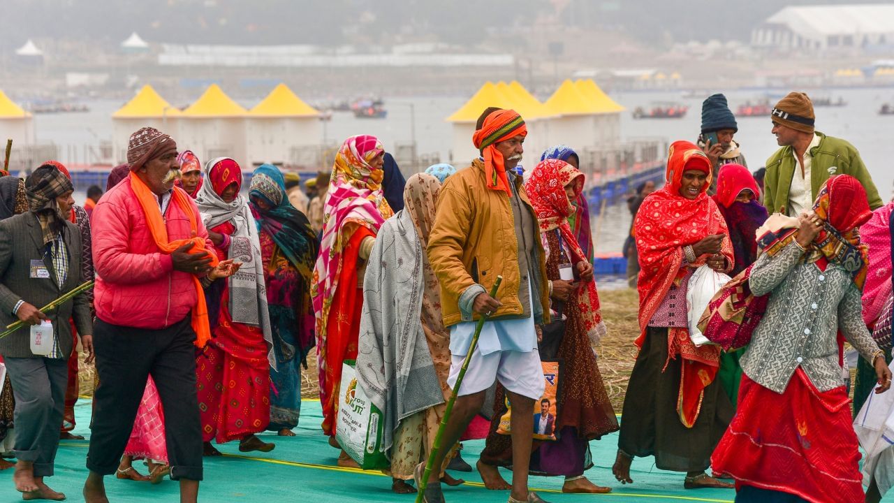 সুরক্ষাকে গুরুত্ব দিন। মহাকুম্ভ মেলায় কেমন ভিড় হয় কারও অজানা নয়। এই ভিড়ে সুরক্ষিত থাকা জরুরি। অতিরিক্ত ভিড় এড়িয়ে চলুন। নিজের জিনিসপত্রও সামলে রাখুন। একসঙ্গে গেলে একসঙ্গেই থাকার চেষ্টা করুন।