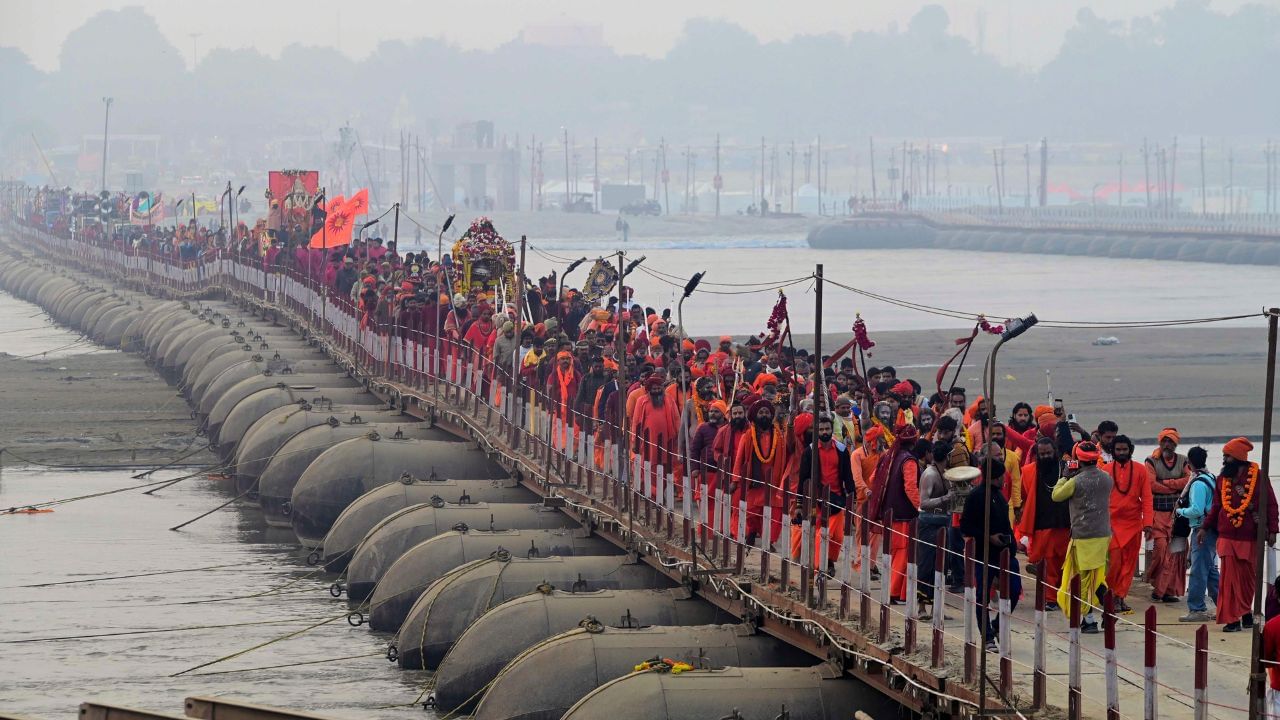 মহাকুম্ভের বিশেষ দিনগুলো অবশ্যই মাথায় রাখবেন। যেমন শাহি স্নান। আগে থেকে সেই অনুযায়ী পরিকল্পনা করুন যাতে নিরাপদে গিয়ে সুস্থভাবেই ফিরতে পারেন। 