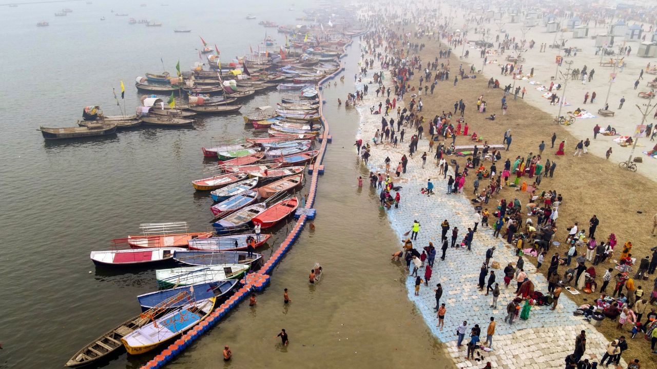 গুরুত্বপূর্ণ পথ নির্দেশগুলি মনে রাখুন এবং অনুসরণ করুন। প্রয়োজনে ফোনে ম্যাপ ব্যবহার করুন। ঘাট, কোন গেট দিয়ে ঢুকতে কিংবা বেরোতে হবে, চিকিৎসা পরিষেবা এ সব বিষয়গুলো মাথায় রাখুন। 