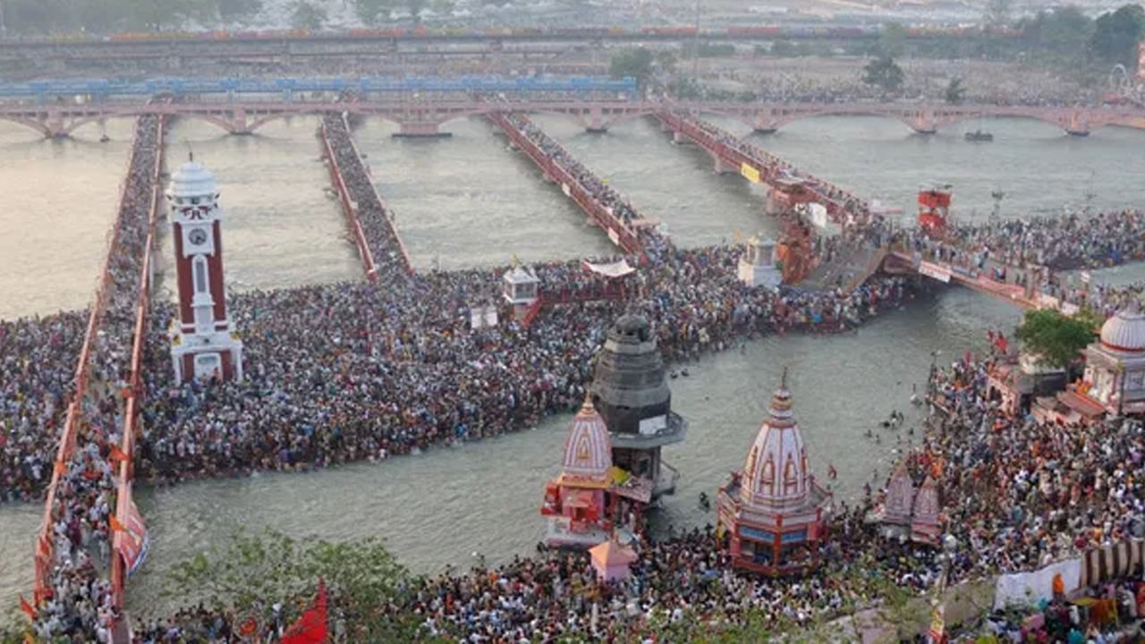 অর্থনীতিবিদরা বলছেন, মহাকুম্ভ মেলার জন্য শুধু স্থানীয় অর্থনীতি গতি পাবে না, দেশের জিডিপি-ও গতি পাবে। দেশের জিডিপি ১ শতাংশ বাড়ার সম্ভাবনা রয়েছে। ২০২৩-২৪ অর্থবর্ষে ভারতের জিডিপি ছিল ২৯৫.৩৬ লক্ষ কোটি টাকা। ২০২৪-২৫ অর্থবর্ষে তা হতে পারে ৩২৪.১১ লক্ষ কোটি টাকা। 