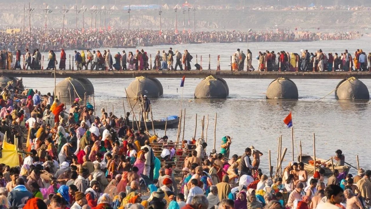 অর্থনীতিবিদরা বলছেন, বিশ্বের বিভিন্ন দেশ থেকে আসা পুণ্যার্থী ও ভারতীয় পুণ্যার্থীদের খরচের গড় যদি ১০ হাজার টাকা ধরা হয়, সেক্ষেত্রে সাড়ে ৪ লক্ষ কোটি টাকা পর্যন্ত বাণিজ্য হতে পারে। ১০ শতাংশ যদি কমও ধরা হয়, তাহলেও ৪ লক্ষ কোটি টাকার বাণিজ্য হবে মহাকুম্ভ মেলায়।