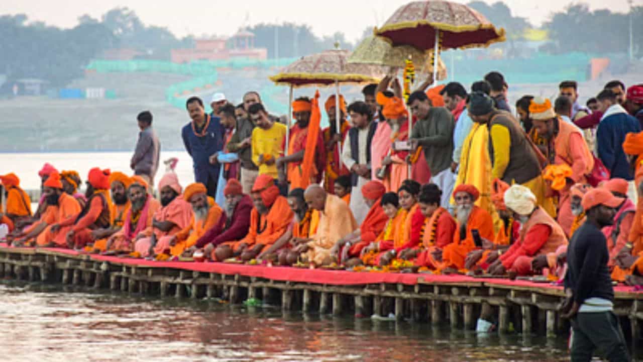 Mahakumbh Mela 2025: যত বড় ভিআইপিই হোক, কুম্ভ মেলায় 'নো এন্ট্রি'! কারণ জানলে চমকে যাবেন Mahakumbh Mela 2025: যত বড় ভিআইপিই হোক, কুম্ভ মেলায় 'নো এন্ট্রি'! কারণ জানলে চমকে যাবেন
