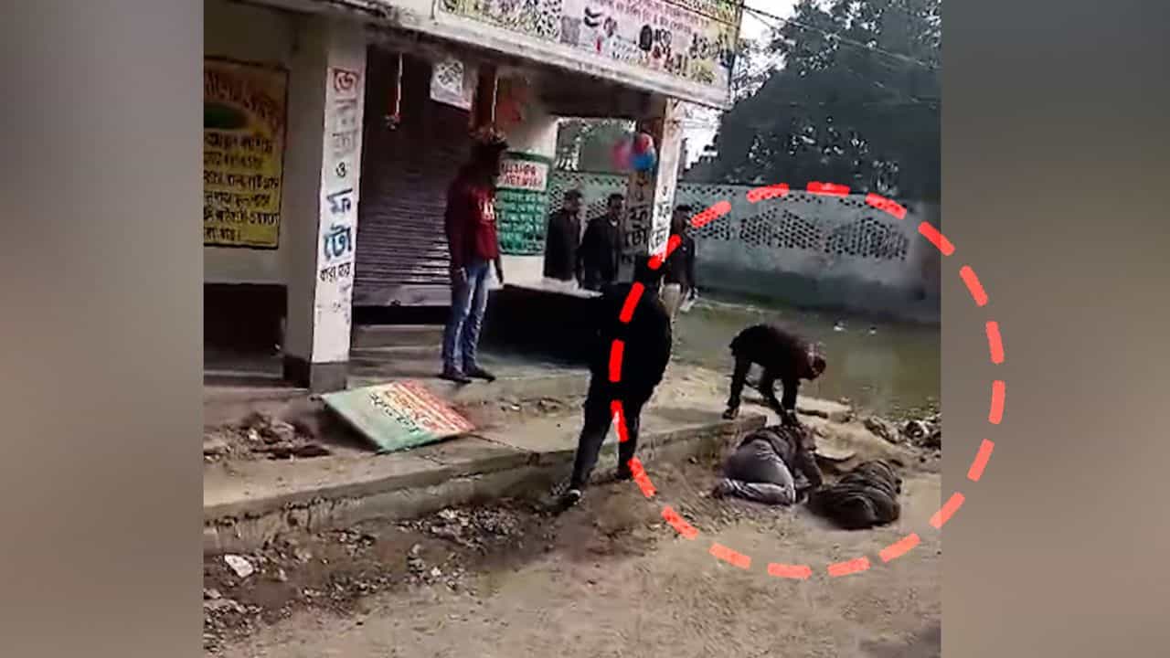 Malda Video: মাথায় টুপি, গায়ে সোয়েটার, ভরা রাস্তায় আস্ত ইট দিয়ে মেরে-মেরে কীভাবে TMC কর্মীকে খুন করছে দেখুন... Malda Video: মাথায় টুপি, গায়ে সোয়েটার, ভরা রাস্তায় আস্ত ইট দিয়ে মেরে-মেরে কীভাবে TMC কর্মীকে খুন করছে দেখুন...
