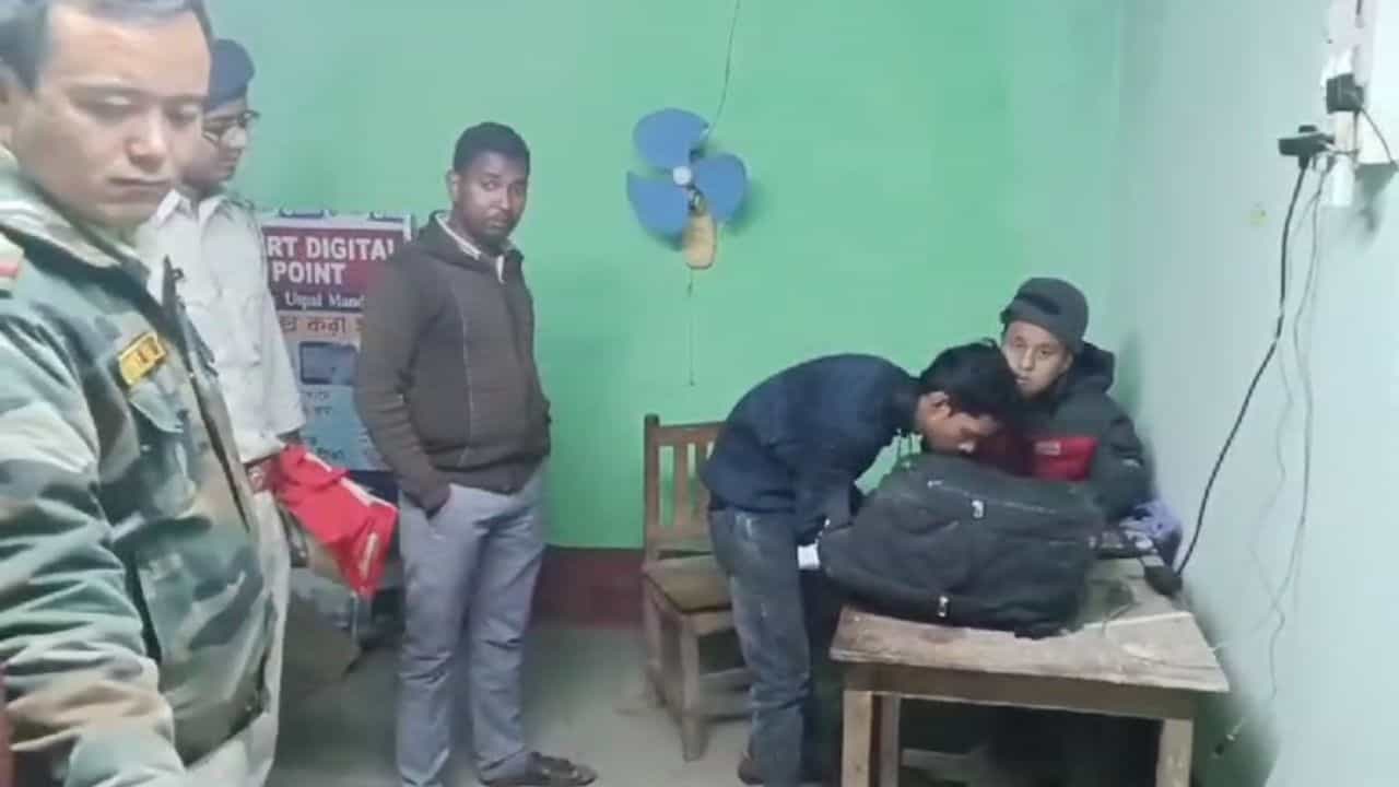 Malda: জাল আধার কার্ড তৈরির অভিযোগে গ্রেফতার আরও ২ Malda: জাল আধার কার্ড তৈরির অভিযোগে গ্রেফতার আরও ২