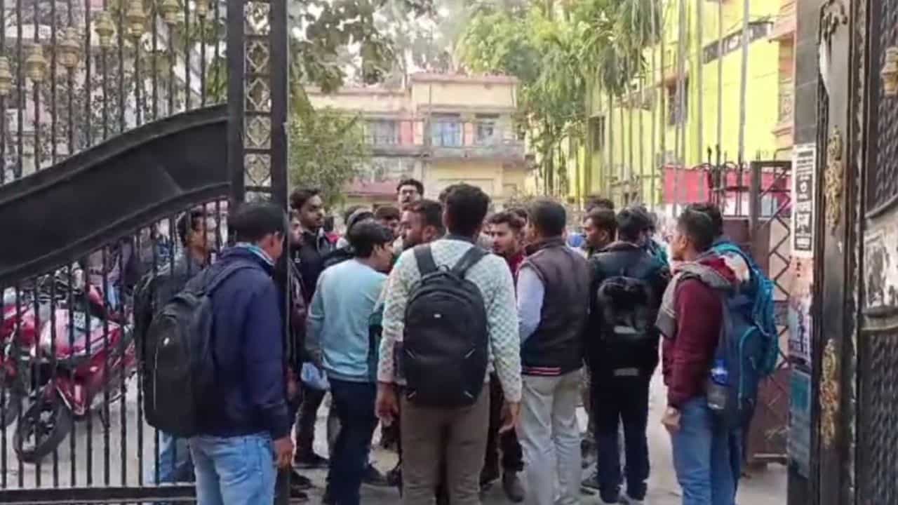 Balurghat: টুকলি নিয়ে গন্ডগোল, মালদহ ও বালুরঘাটের ছাত্ররা জড়াল মারামারিতে Balurghat: টুকলি নিয়ে গন্ডগোল, মালদহ ও বালুরঘাটের ছাত্ররা জড়াল মারামারিতে