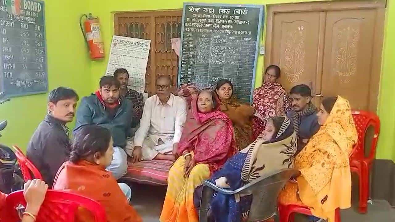 Maha Kumbh: নো পোস্টমর্টেম, নো ডেথ সার্টিফিকেট! চিরকুটও পেলেন না মহাকুম্ভে মৃত বাংলার শিক্ষক Maha Kumbh: নো পোস্টমর্টেম, নো ডেথ সার্টিফিকেট! চিরকুটও পেলেন না মহাকুম্ভে মৃত বাংলার শিক্ষক