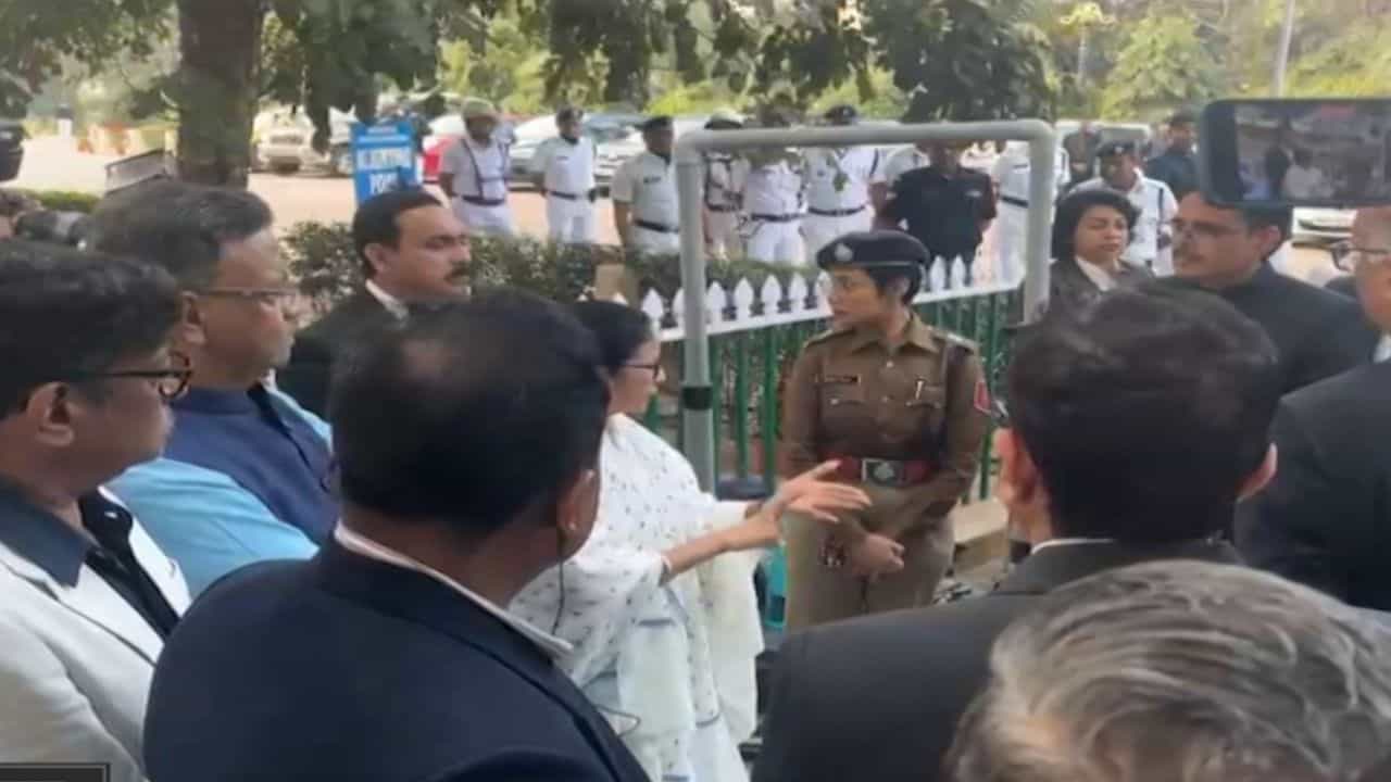 Mamata Banerjee: নিজেই গটগট চলে আসেন বাইরের গেটে, আঙুল নাচিয়ে চরম কথা কাটাকাটি, প্রজাতন্ত্র দিবসে রাজভবনে গিয়ে নজিরবিহীনভাবে ক্ষুব্ধ মমতা! কী ঘটল? Mamata Banerjee: নিজেই গটগট চলে আসেন বাইরের গেটে, আঙুল নাচিয়ে চরম কথা কাটাকাটি, প্রজাতন্ত্র দিবসে রাজভবনে গিয়ে নজিরবিহীনভাবে ক্ষুব্ধ মমতা! কী ঘটল?