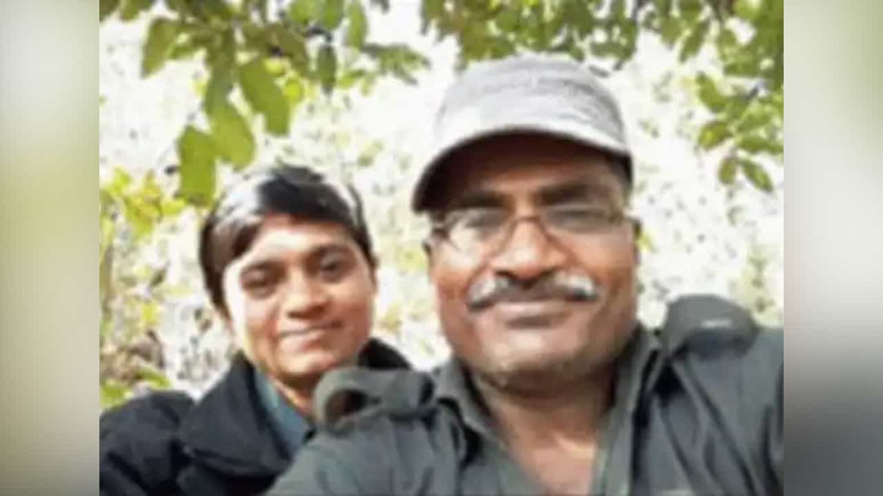 Maoist: বছরের পর বছর পুলিশের চোখকে ফাঁকি দিয়েছেন, স্ত্রীর সঙ্গে একটা সেলফিই প্রাণ নিল শীর্ষ মাওবাদী নেতার Maoist: বছরের পর বছর পুলিশের চোখকে ফাঁকি দিয়েছেন, স্ত্রীর সঙ্গে একটা সেলফিই প্রাণ নিল শীর্ষ মাওবাদী নেতার