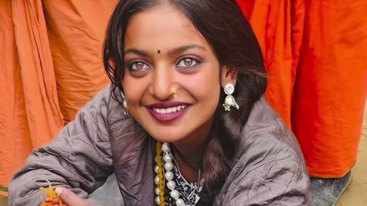 Monaliya Kumbh Mela Viral Girl Monalisa Bhosle: নীল চোখ পালটে দিল ভাগ্য, মালা ...
