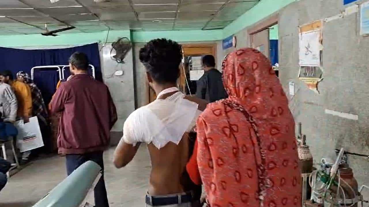 Murshidabad: বাড়ির অশান্তি যে এই আকার নেবে ভাবতেই পারছেন না প্রতিবেশীরা, বাড়ি ফিরে স্বামী-ছেলের অবস্থা দেখে হতবাক স্ত্রী Murshidabad: বাড়ির অশান্তি যে এই আকার নেবে ভাবতেই পারছেন না প্রতিবেশীরা, বাড়ি ফিরে স্বামী-ছেলের অবস্থা দেখে হতবাক স্ত্রী