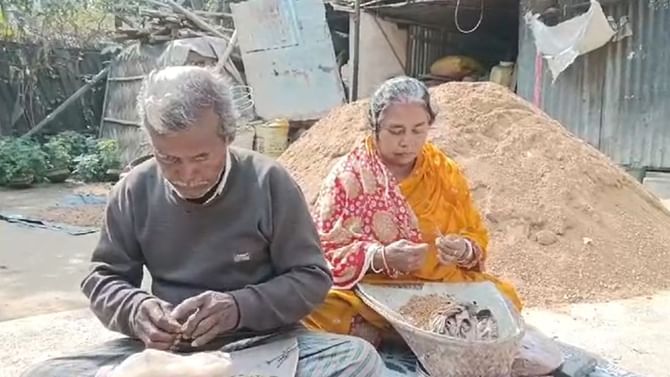 আবাসের টাকায় বাড়ি বানিয়ে সর্বহারা বিড়ি শ্রমিক দম্পতি, এল বিডিওর চিঠি