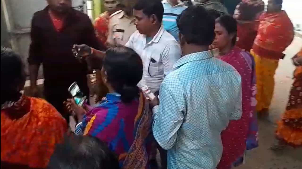 Nadia: বিনা চিকিৎসায় সদ্যোজাতর মৃত্যুর অভিযোগ শান্তিপুর হাসপাতালে Nadia: বিনা চিকিৎসায় সদ্যোজাতর মৃত্যুর অভিযোগ শান্তিপুর হাসপাতালে