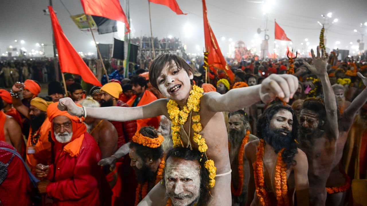 যদি আপনার বাড়িতে নাগা সাধু ভিক্ষা চাইতে আসেন, তবে এই দুটি জিনিস দিলে স্বয়ং শিব আশীর্বাদ করবেন। কী এই দুটি জিনিস জানেন?