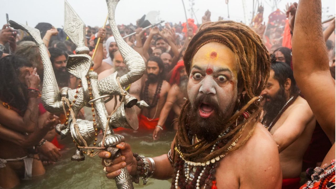 নাগা সন্ন্যাসীদের সামনে কেউ অনুচিত কাজ করলে বা তাদের বিরক্ত করলে, খুব রেগে যান নাগা সাধুরা। সাধারণ মানুষেরও বিশ্বাস, নাগা সাধুরা খুব রাগী হন।