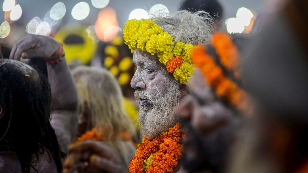 Naga Sadhu: ঋষি দুর্বাসার মতো রাগী নাগা সন্ন্যাসীরা, খুশি করতে পারলেই খুলে যাবে ভাগ্যের চাকা